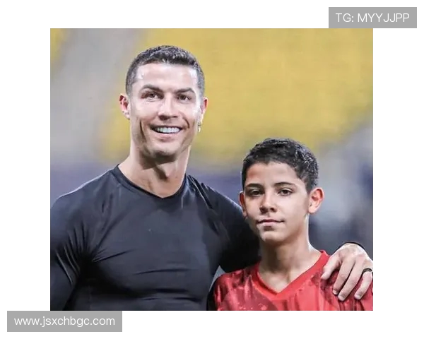 C 罗父亲节晒父子合照！迷你罗身高逼近父亲，黑指甲油细节引热议(2)